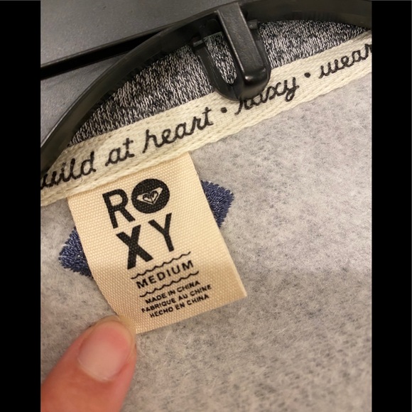 ⭐️SOLD⭐️Roxy Crewneck Sweatshirt - Picture 5 of 6